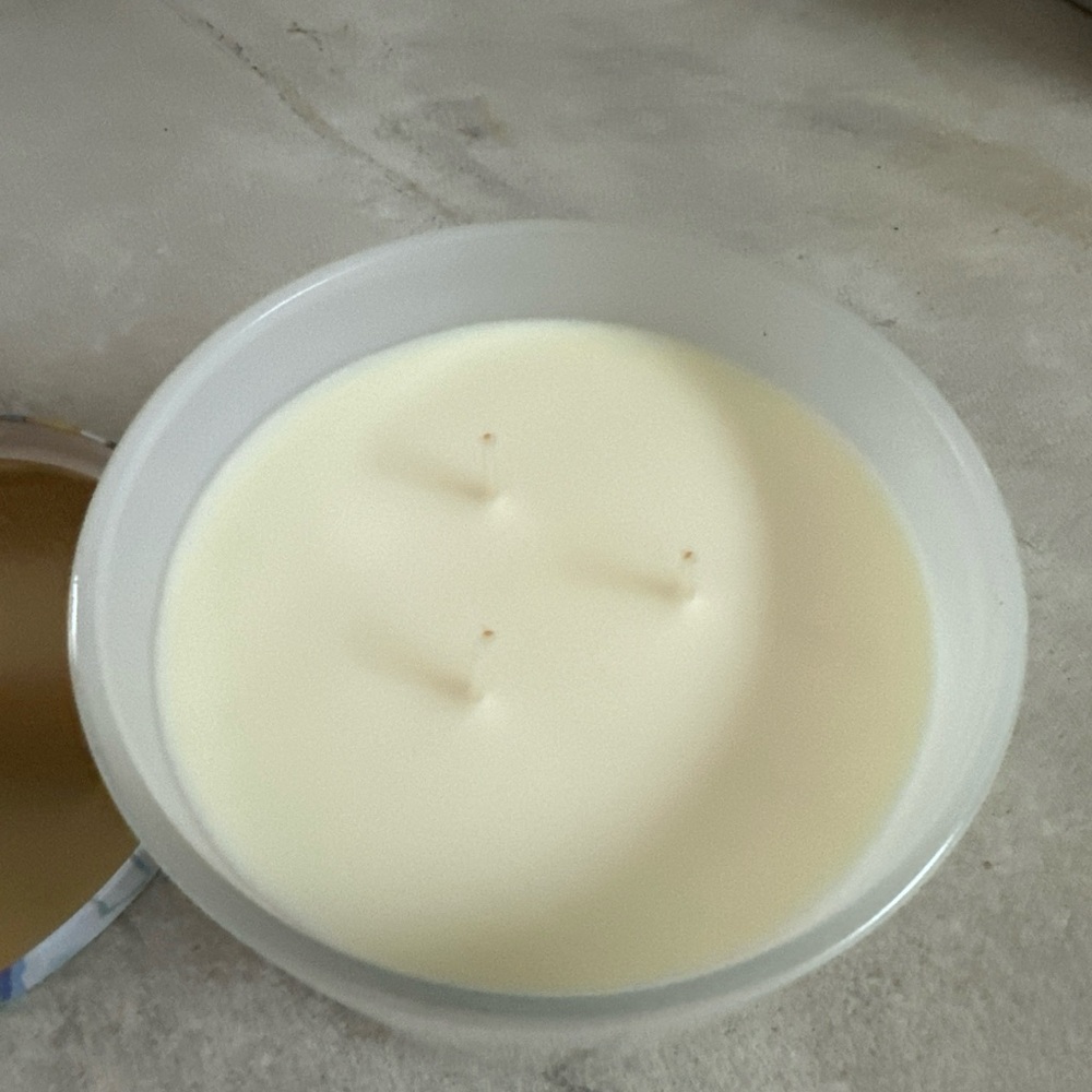 Pier 1 Santorini Citrus Candle with Lemon Design - Picture 2 of 10